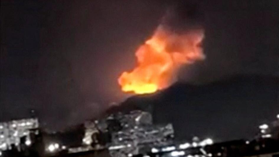 Uma explos&atilde;o &eacute; vista em uma montanha de Caracas