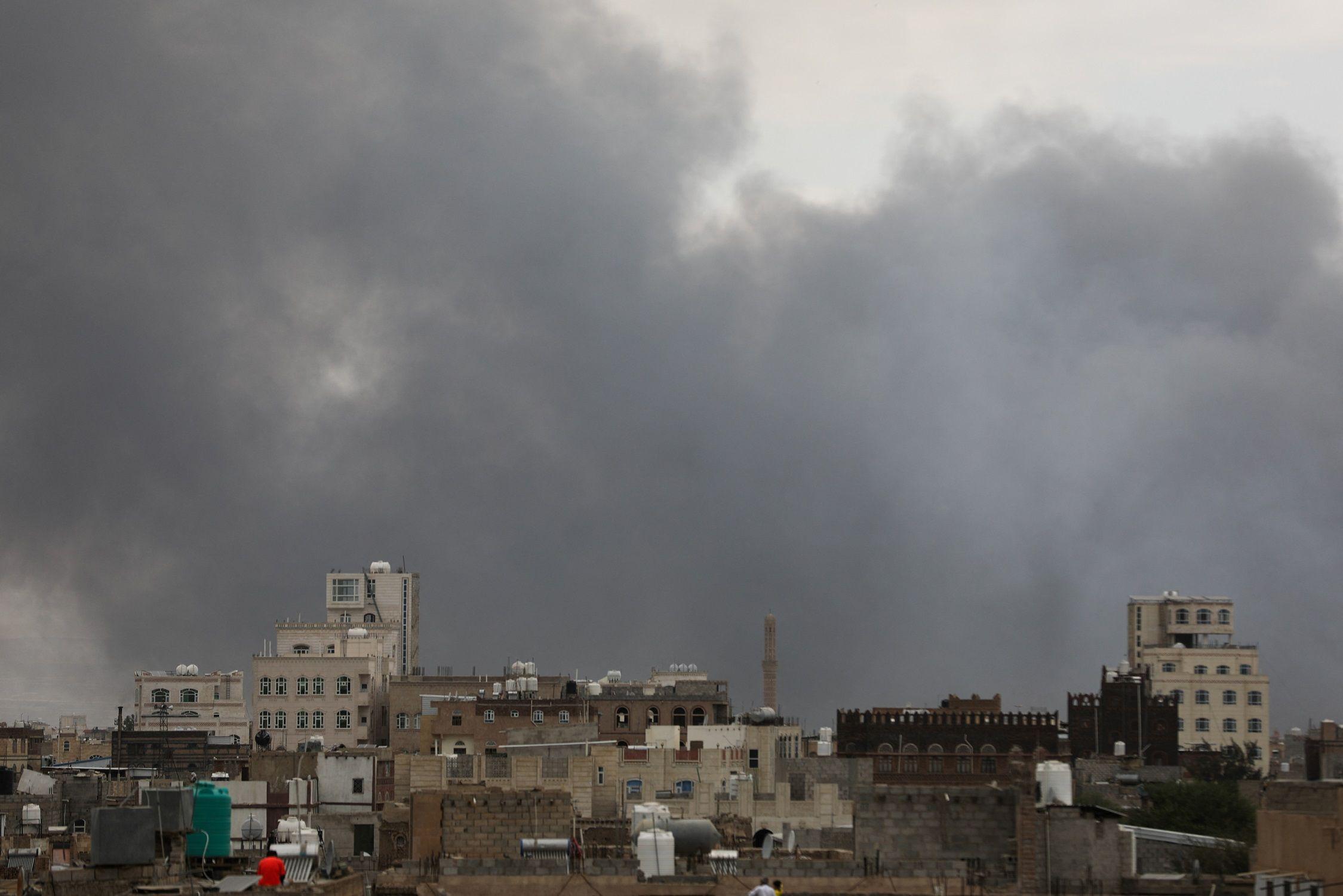 الجيش الإسرائيلي يعلن قصف مطار صنعاء ومحطات كهرباء في اليمن 2 دخان متصاعد جراء قصف إسرائيلي على اليمن