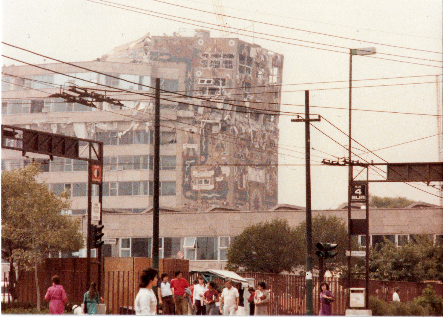 Un edificio gubernamental dañado tras el sismo de 1985