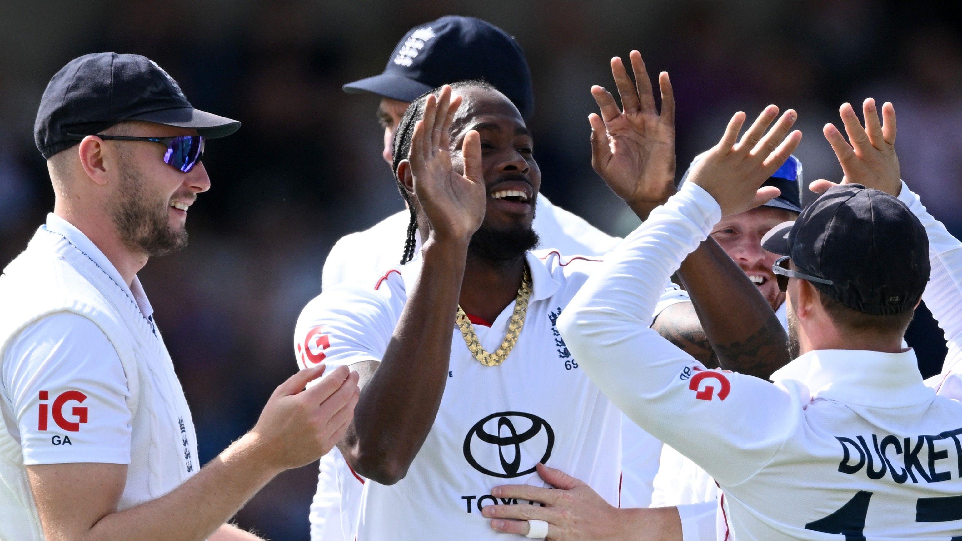 Pakistan 0-1 in reply to Englands 238-run first-innings lead