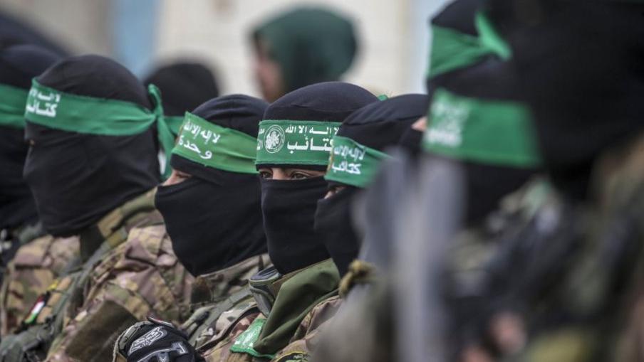Milicianos encapuchados de Hamás en febrero, durante una entrega de rehenes israelíes. 