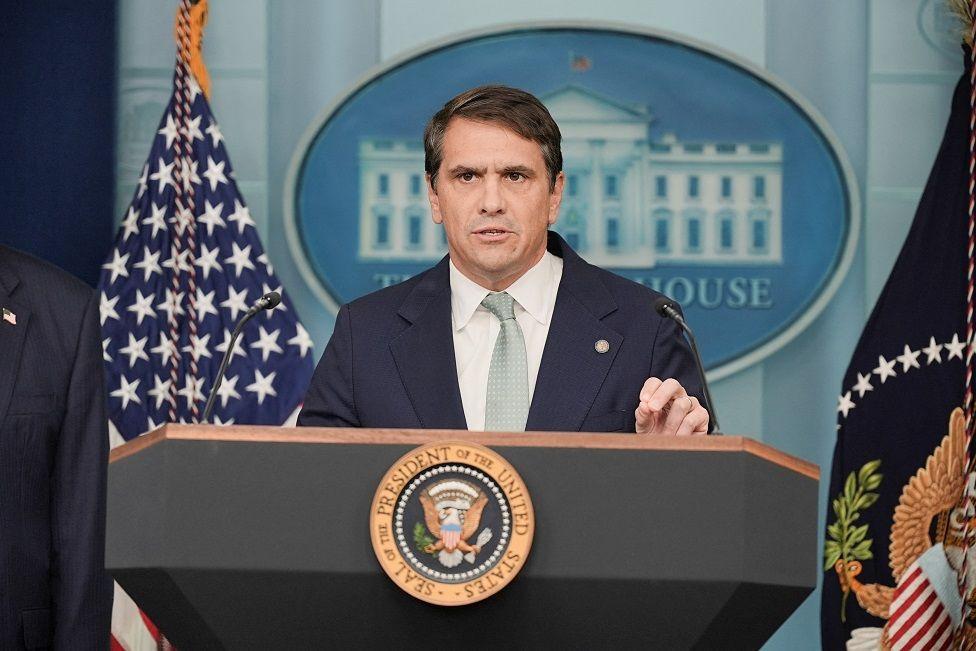 El fiscal general adjunto de EE.UU., Todd Blanche, en el podio desde donde suele hablar el presidente de EE.UU. con la bandera de ese país a un lado y de foto el emblema de la Casa Blanca.