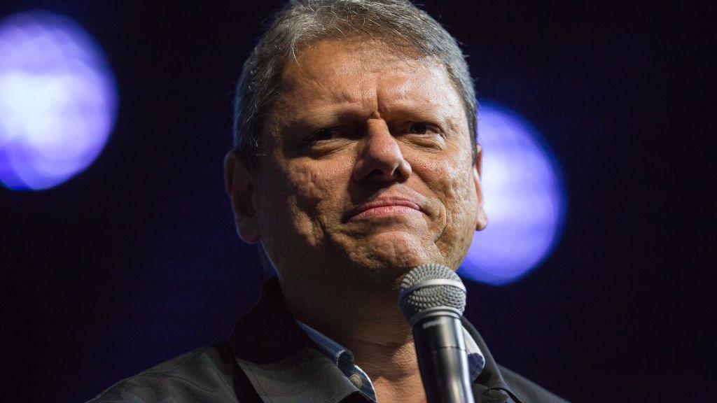Tarcisio discursando ao microfone
