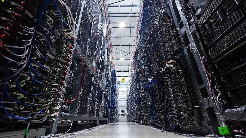Cabos e servidores em um data center