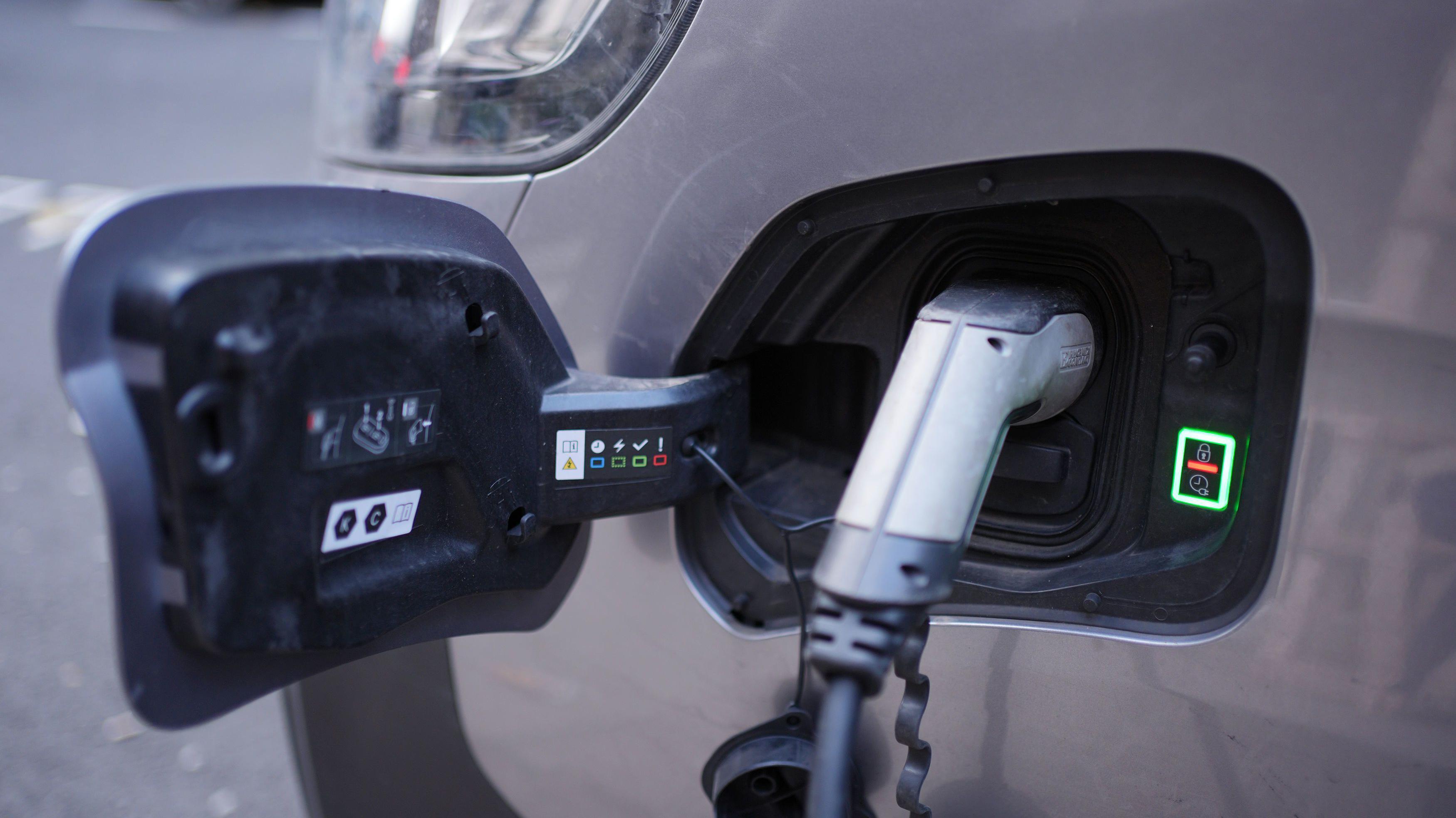 Punjenje baterije električnog automobila