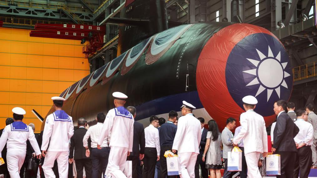 台灣第一艘國造潛艦「海鯤艦」下水典禮照片。