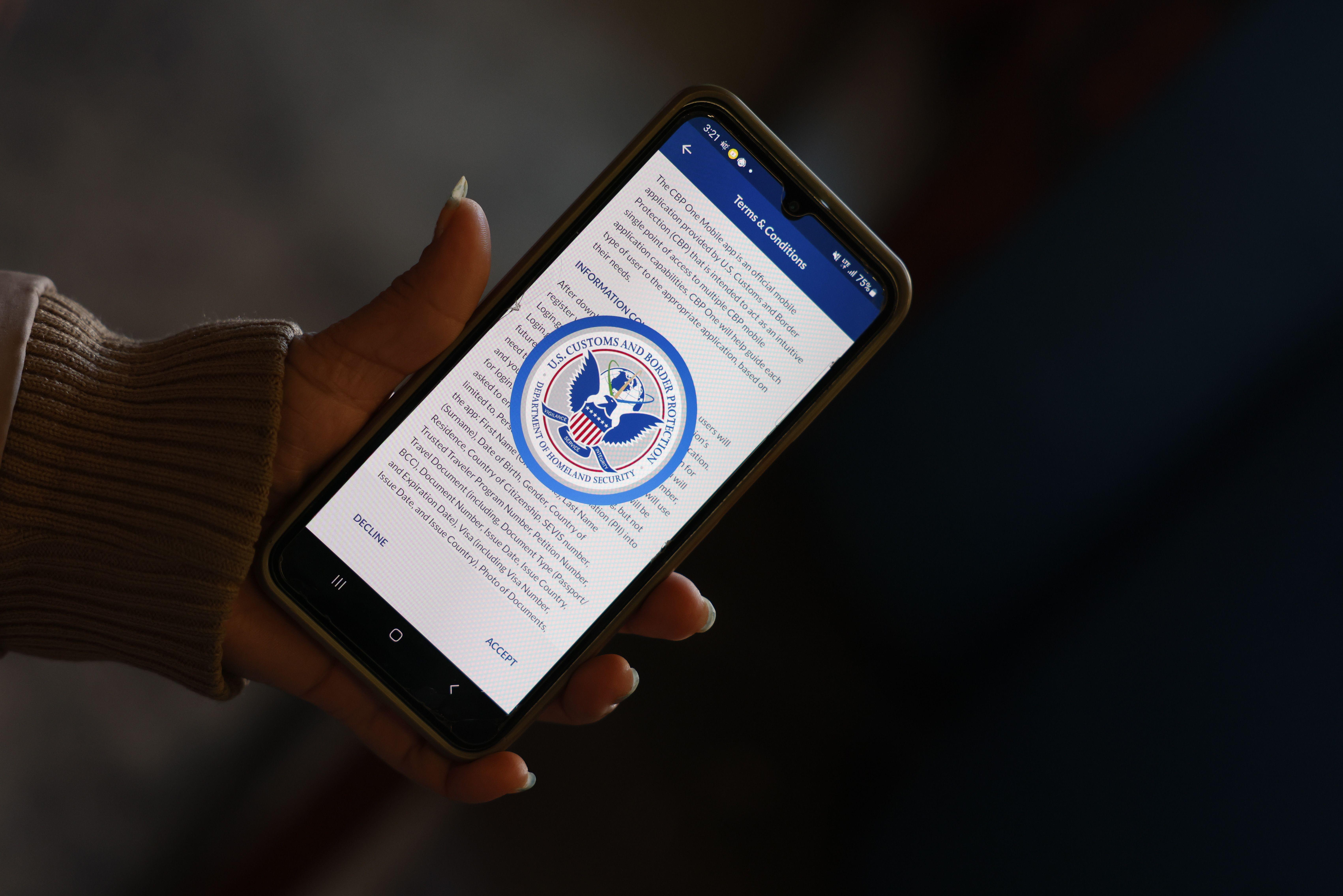 Móvil con app CBP One