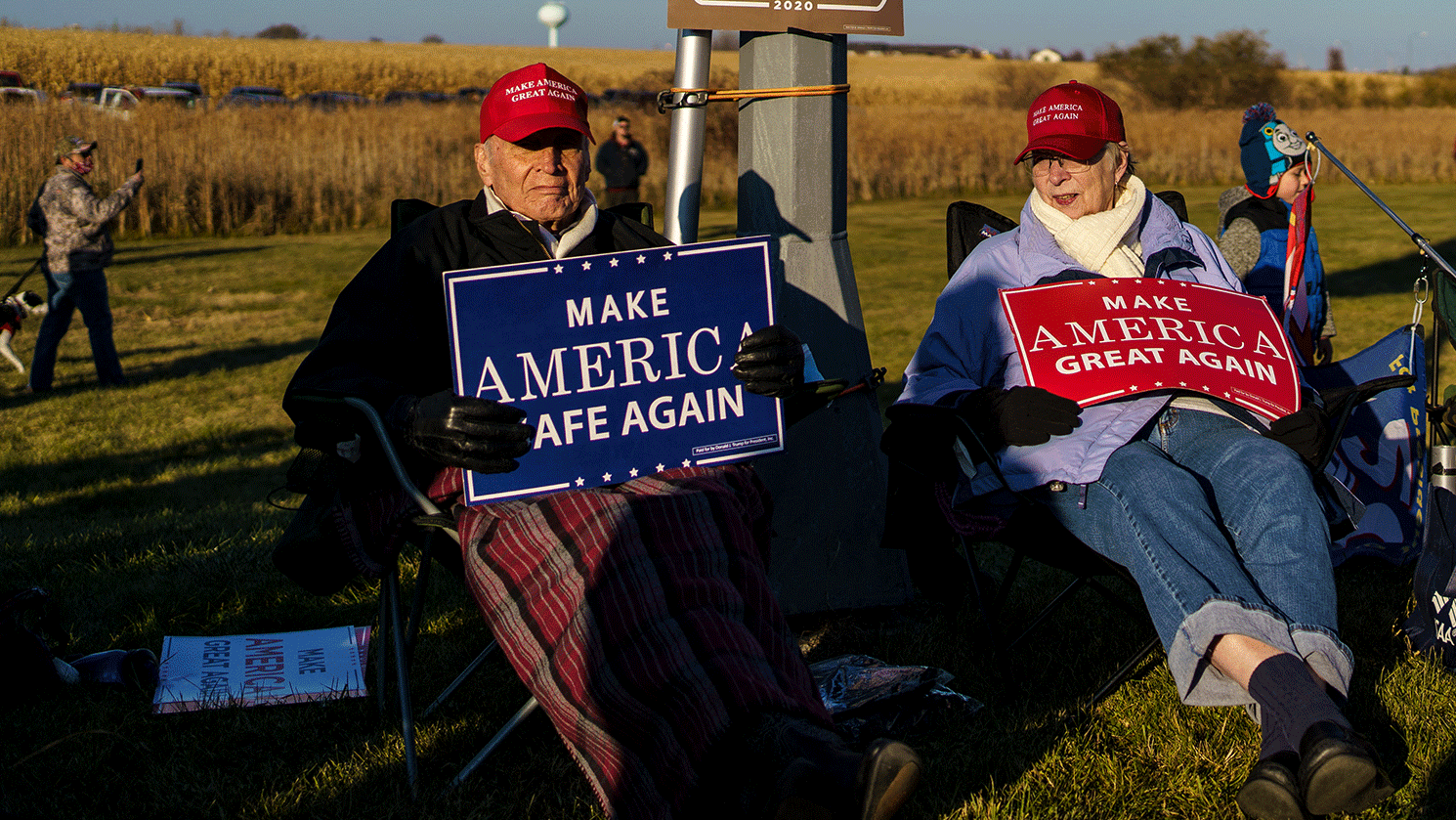 支持者在「讓美國再次偉大」競選集會上舉著標語牌
