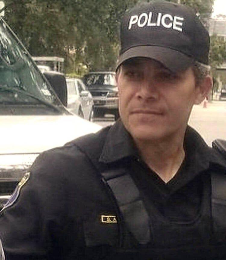 Rafael Quero Silva, vestido como policía durante su participación en la novela "Mi familia perfecta" en Telemundo.
