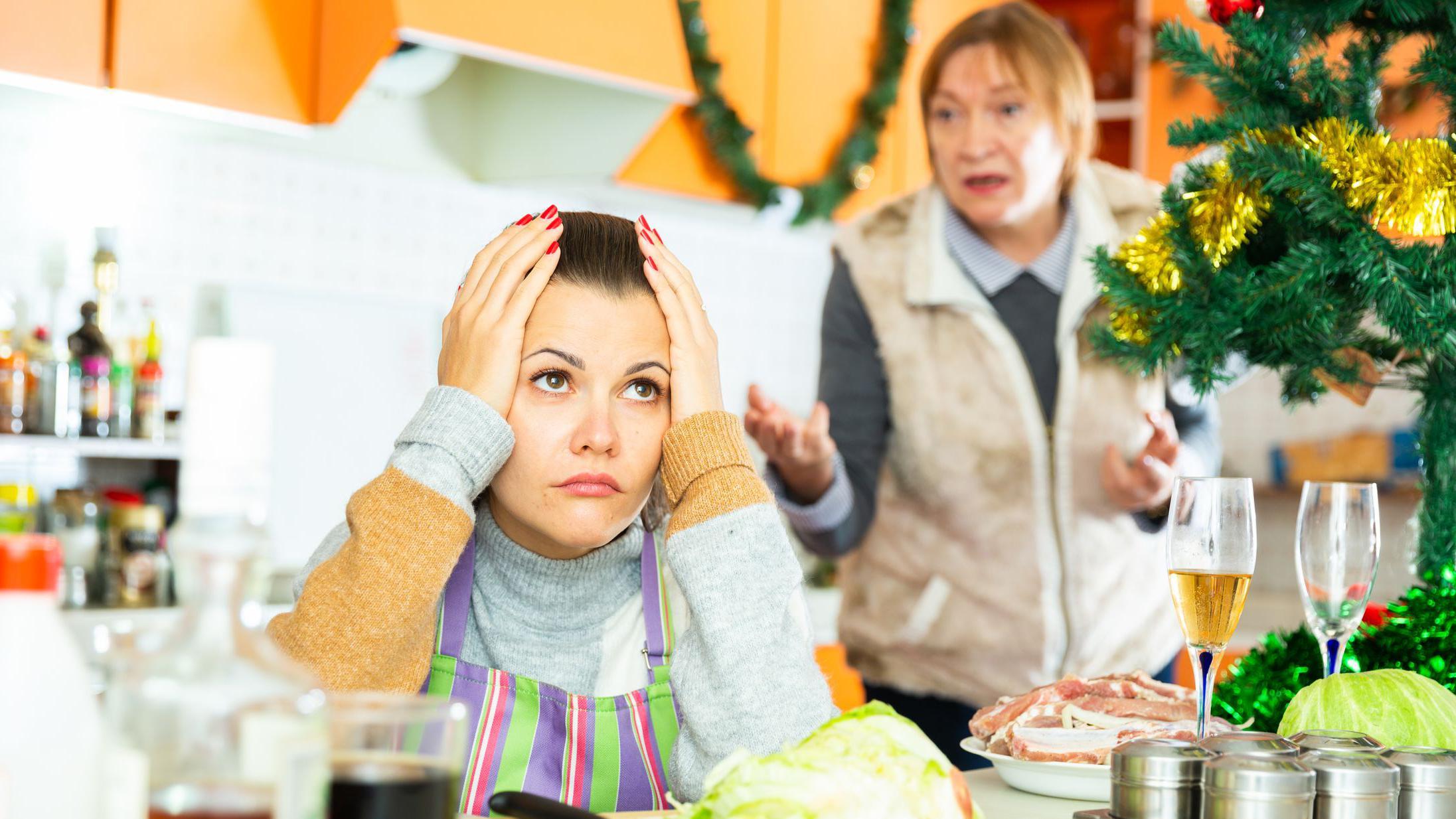Dos mujeres discuten en la cena de Navidad