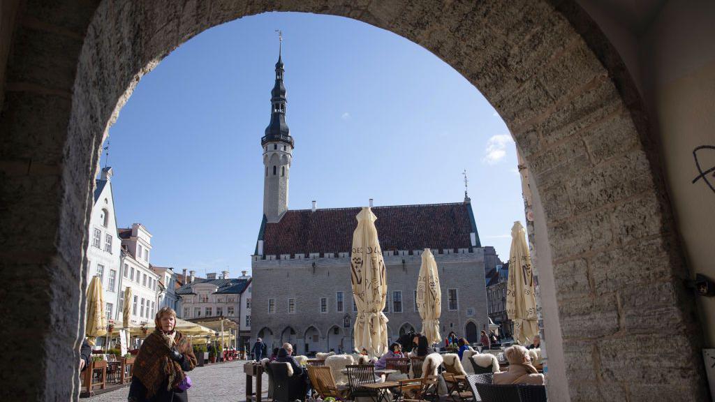 Clientes en la terraza de una cafetería en el casco antiguo de Tallin, Estonia,