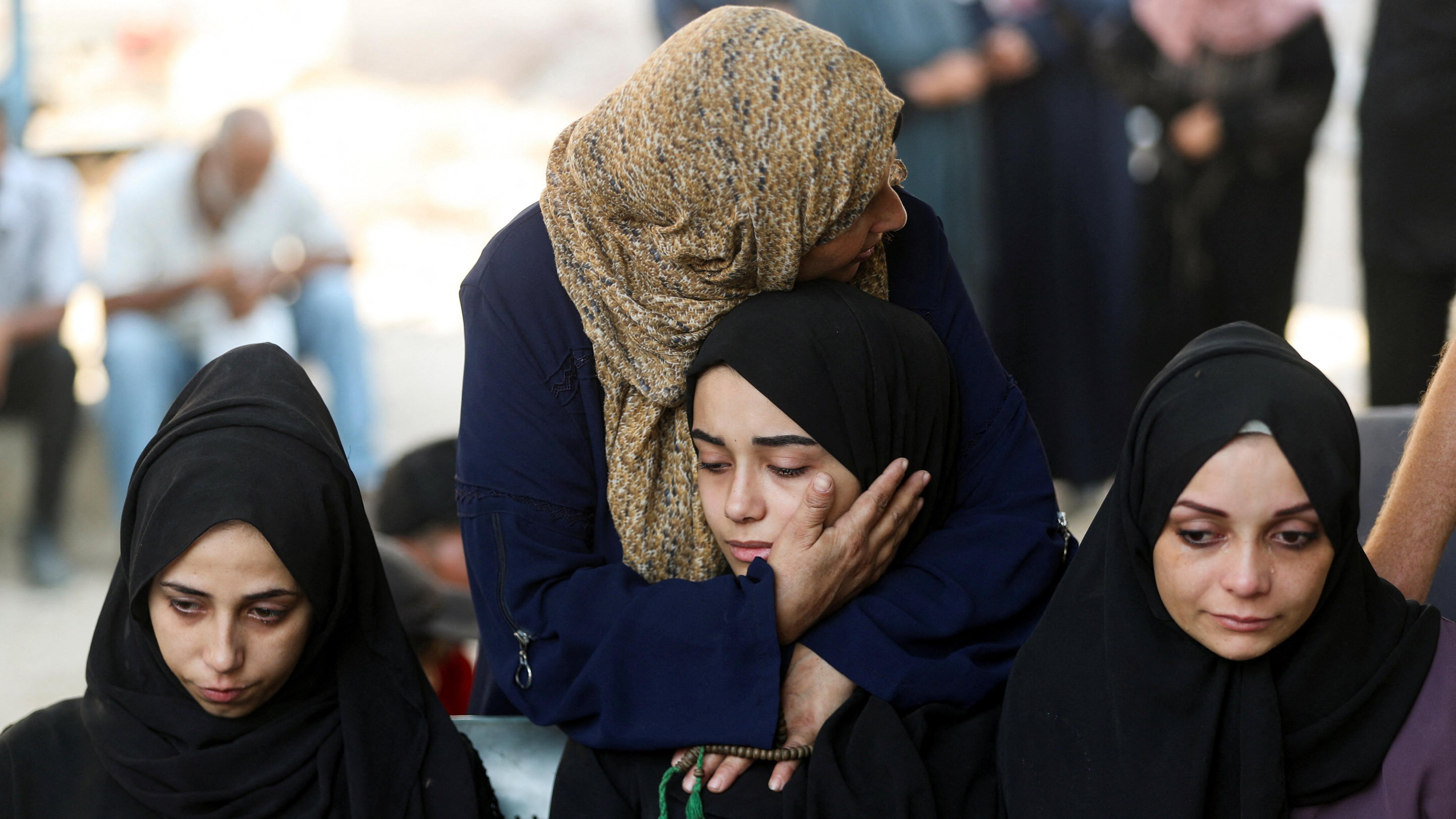 نساء من غزة يبكين أفراد من عائلاتهن