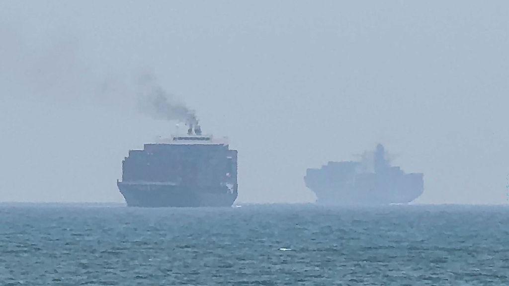 Hormuz talks positive, Oman says, as Iran warns deal would not open strait