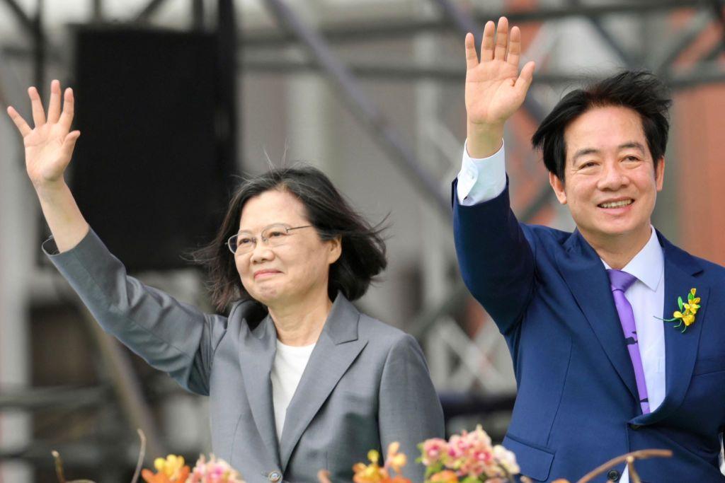台灣總統 賴清德（右）於2024年5月20日在台北總統府舉行的就職典禮上，與卸任總統 蔡英文並肩揮手。