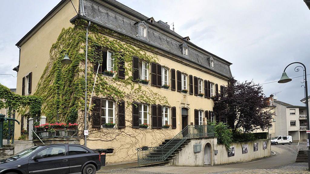 Un edificio histórico en el pueblo de Schengen.