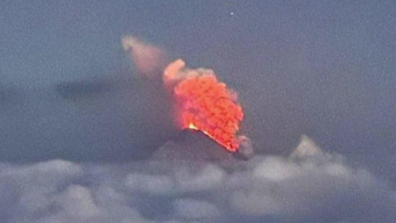 Volcán Klyuchevskoy en erupción (Captura de pantalla de video de la agencia AFP).