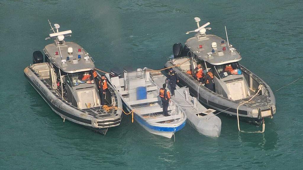 Semissubmers&iacute;vel n&atilde;o tripulado entre duas embarca&ccedil;&otilde;es da marinha colombiana, em frente ao litoral de Parque Tayrona, perto de Santa Marta, na Col&ocirc;mbia, no dia 2 de julho de 2025