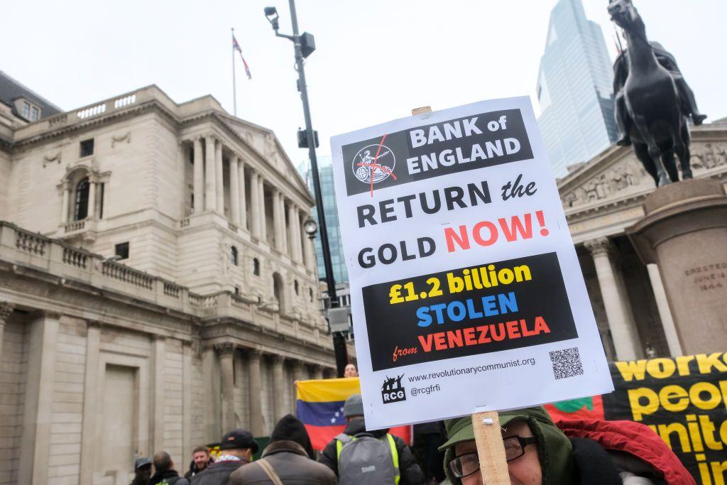 Un manifestante con un cartel que exige la devolución del oro venezolano ante el Banco de Inglaterra, en Londres en 2023.