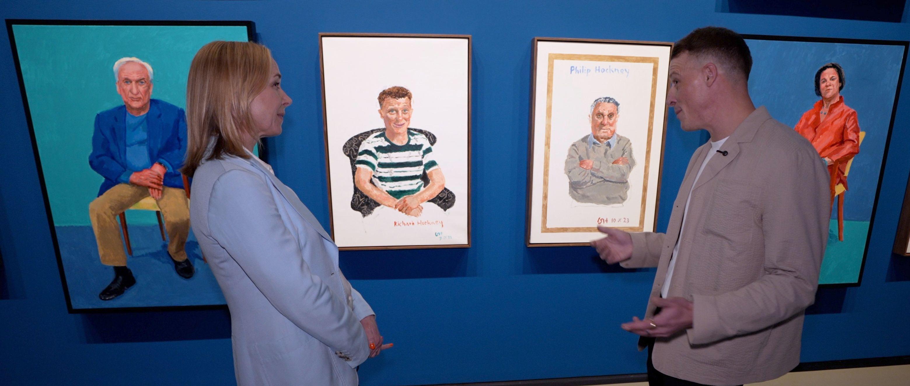 Hoknijev pranećak Ričard gleda portret samog sebe u prugastoj majici pored BBC urednice Kejti Razal