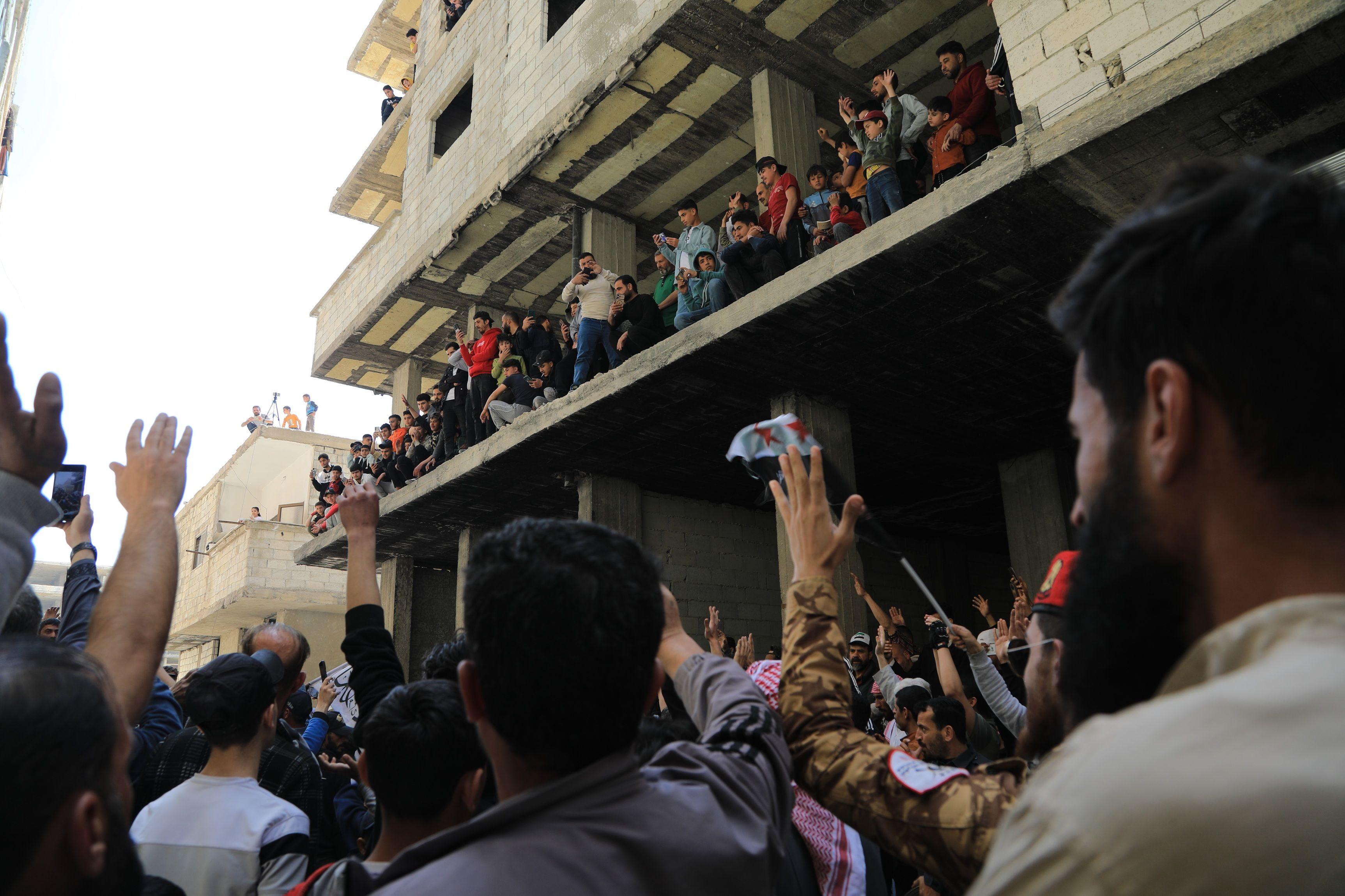 سكان وأقارب ضحايا "مذبحة" حي التضامن التي وقعت عام 2013 يطالبون بمحاكمة المشتبه به في المكان الذي ارتكبت فيه الجريمة بعد اعتقال أمجد يوسف وذلك في تجمع في منطقة التضامن في دمشق.