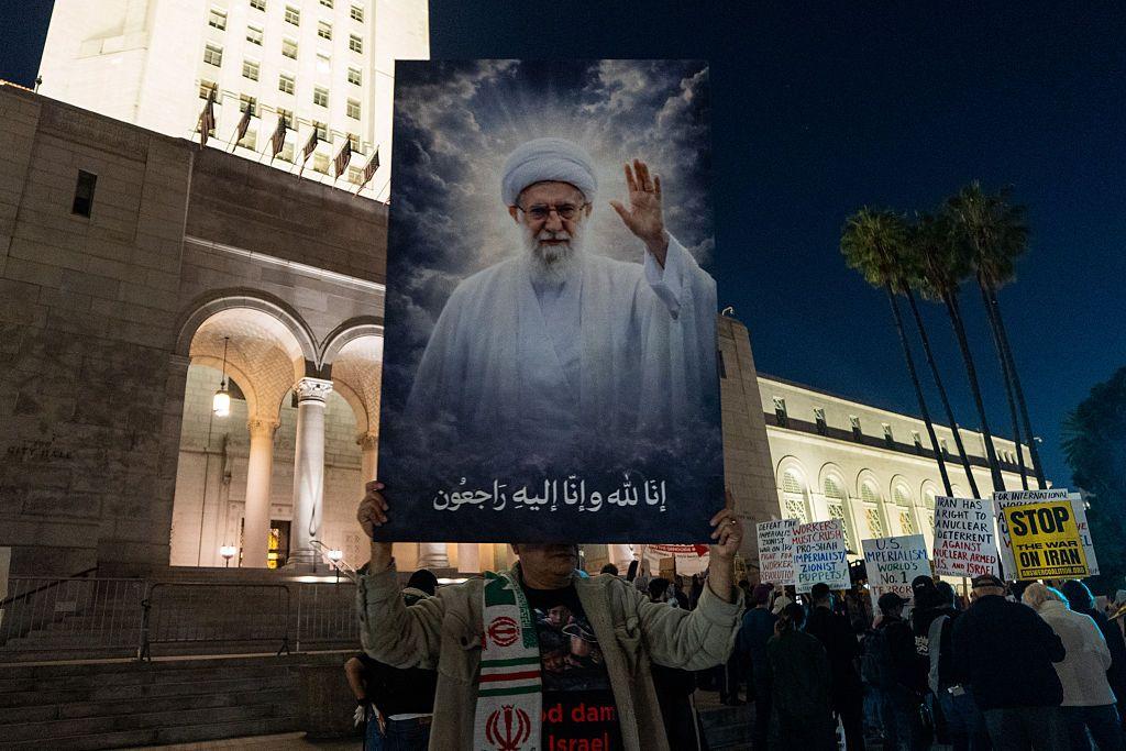 Manifestante segura uma imagem do falecido l&iacute;der supremo iraniano, aiatol&aacute; Ali Khamenei, durante um protesto em Los Angeles, nos EUA