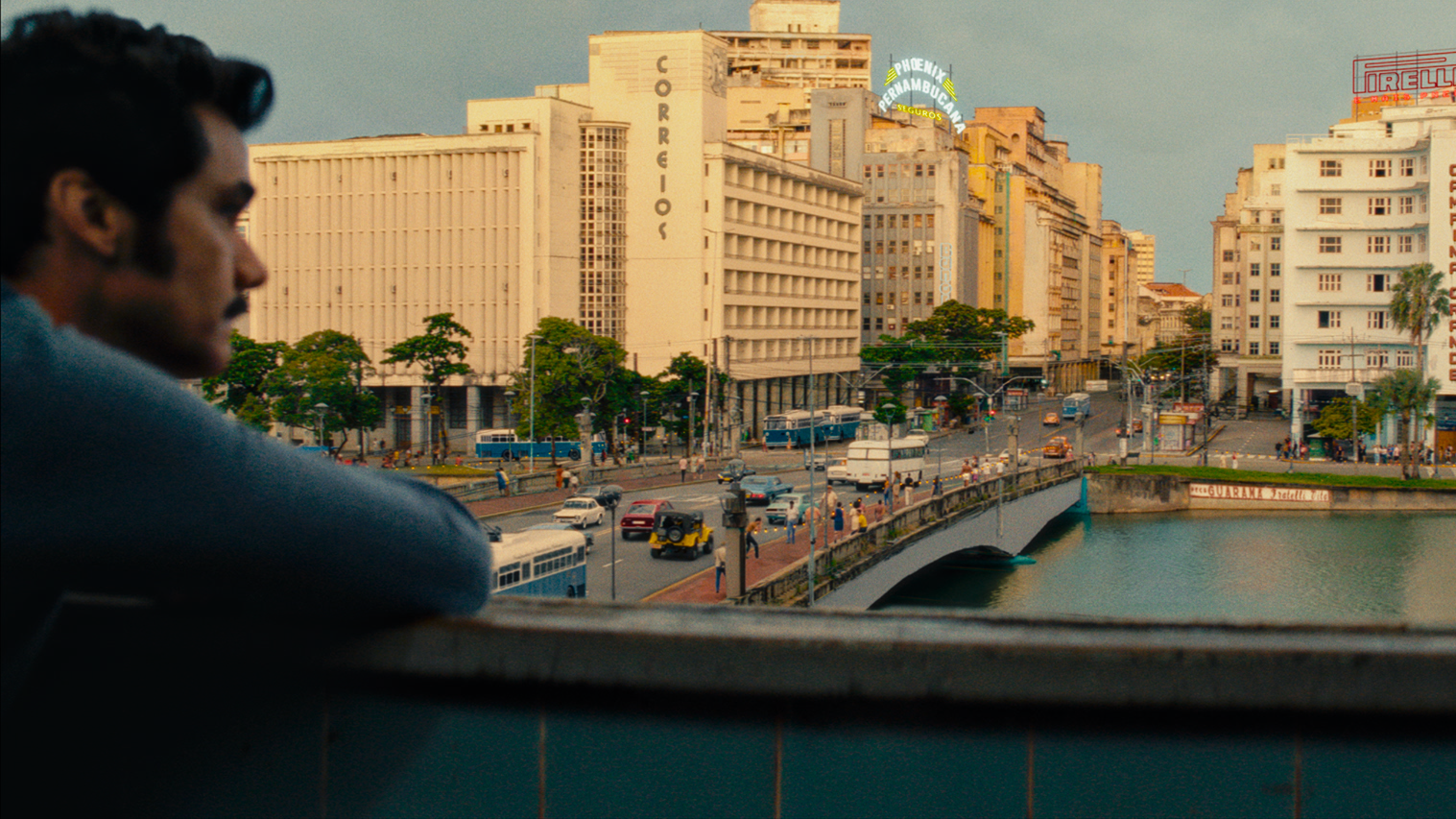 Wagner Moura como Marcelo em O Agente Secreto: ao fundo, Recife 