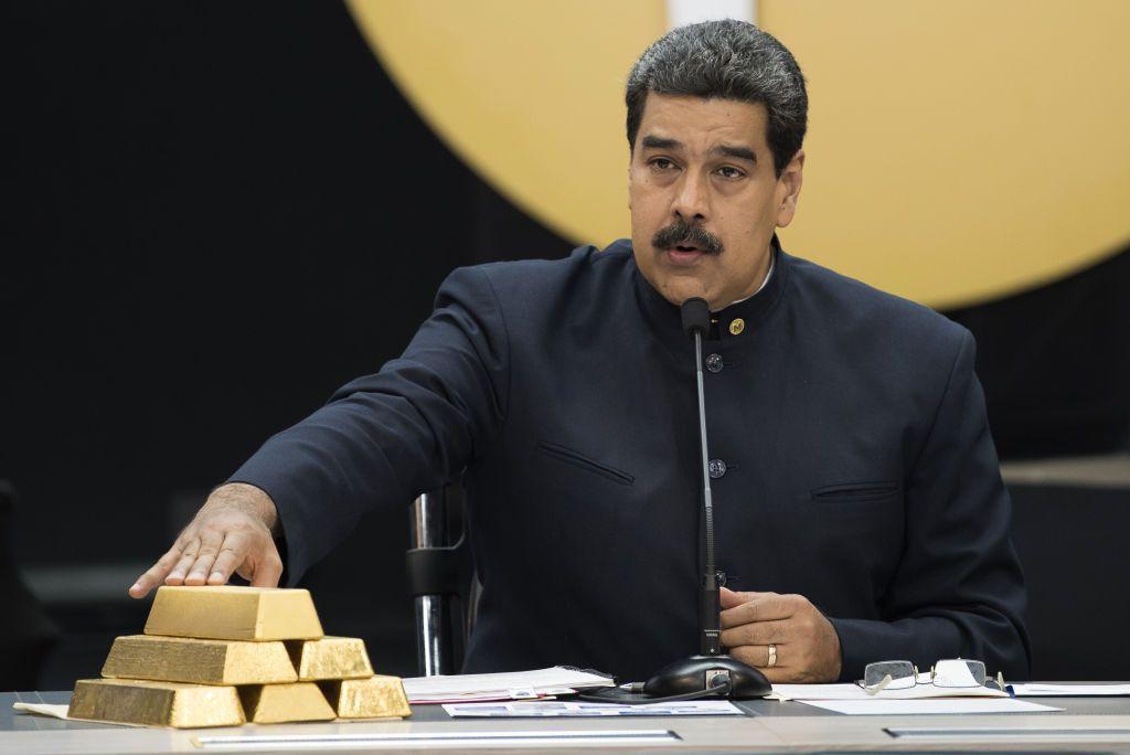 Maduro junto a unos lingotes de oro