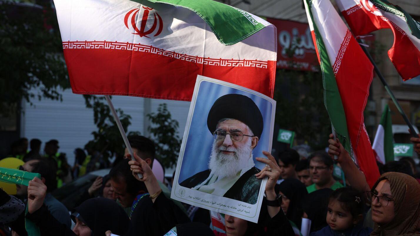 Una mujer sostiene un cartel del líder supremo iraní, el ayatolá Alí Jamenei, en una manifestación el 14 de junio de 2025, en Teherán, Irán.