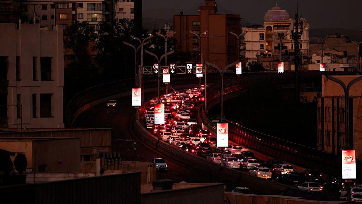 Largas filas de tráfico en una carretera de Teherán 