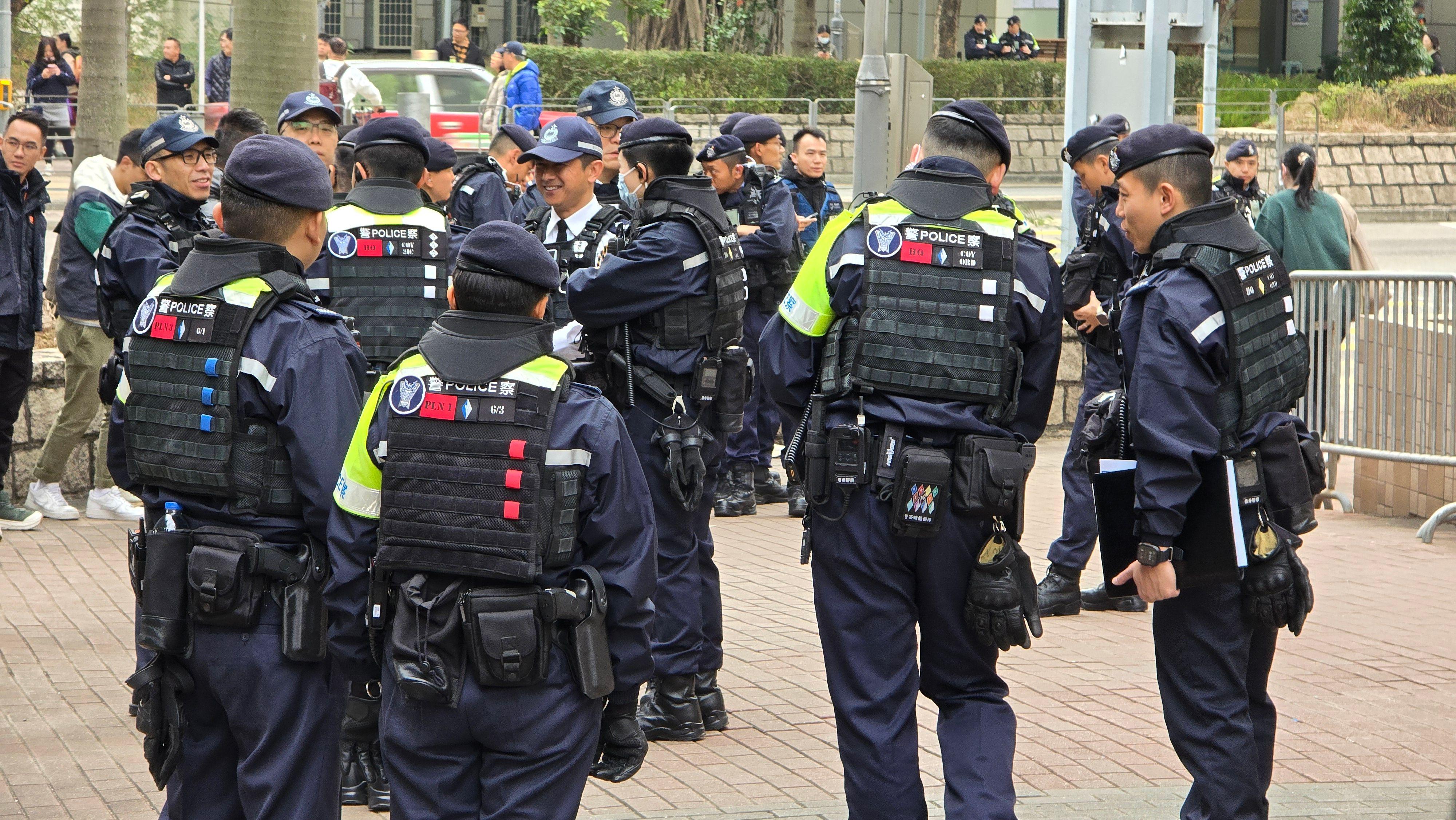 大批身穿防刺背心的警員在西九龍法院大樓外集結（22/1/2026）