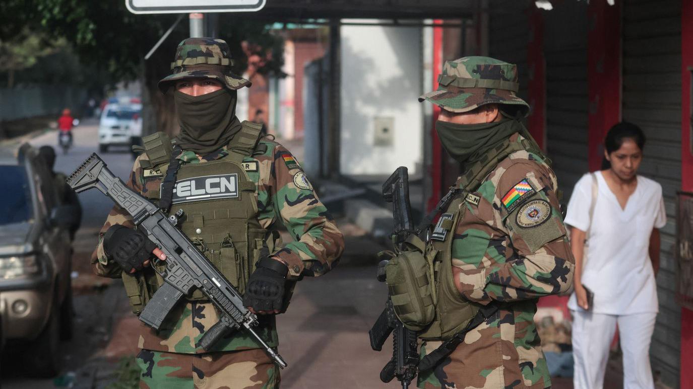 Agentes de la Fuerza Especial de Lucha contra el Narcotráfico de Bolivia  en la captura del narcotraficante uruguayo Sebastián Marset en Santa Cruz de la Sierra, Bolivia, el 13 de marzo de 2026.