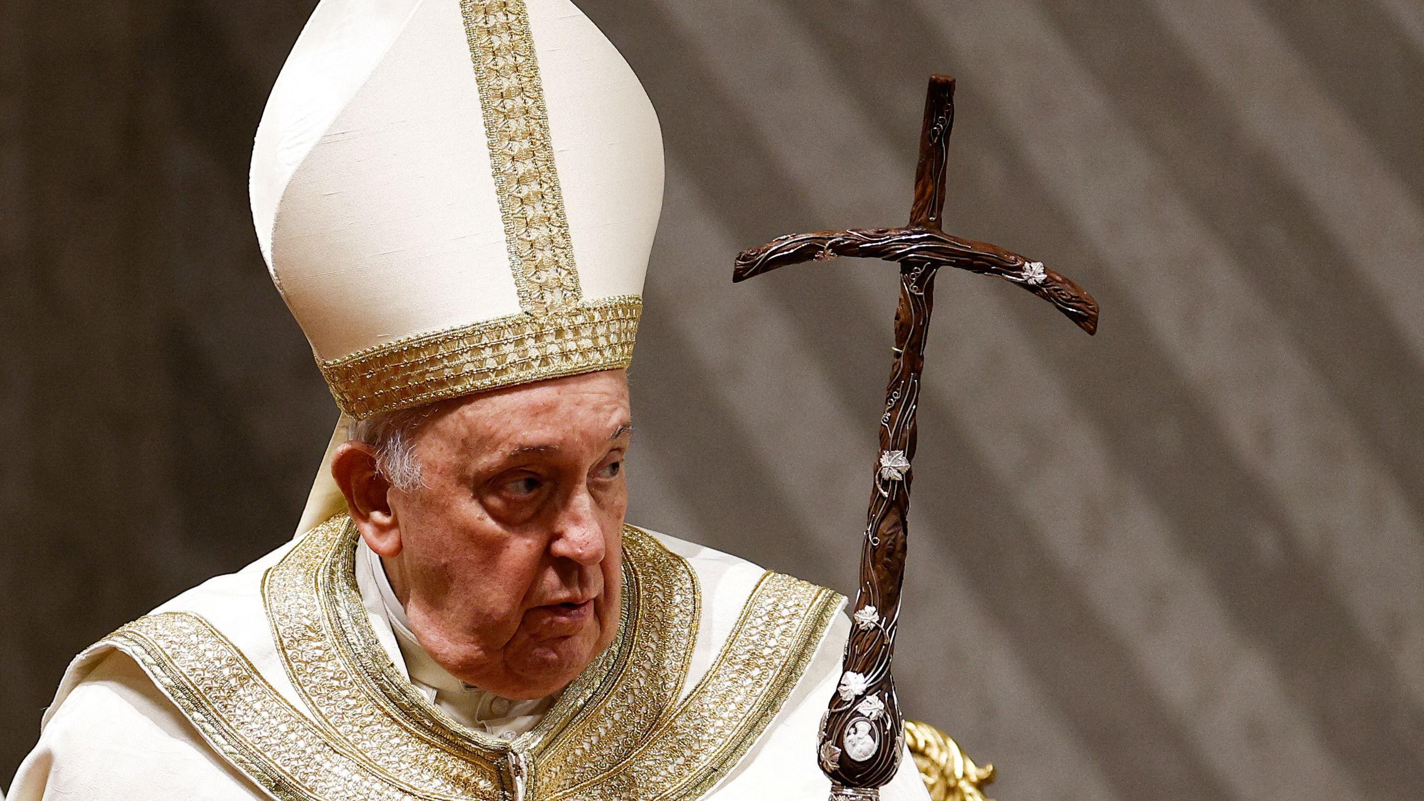 Papa Francisco com olhar compenetrado, segurando a cruz