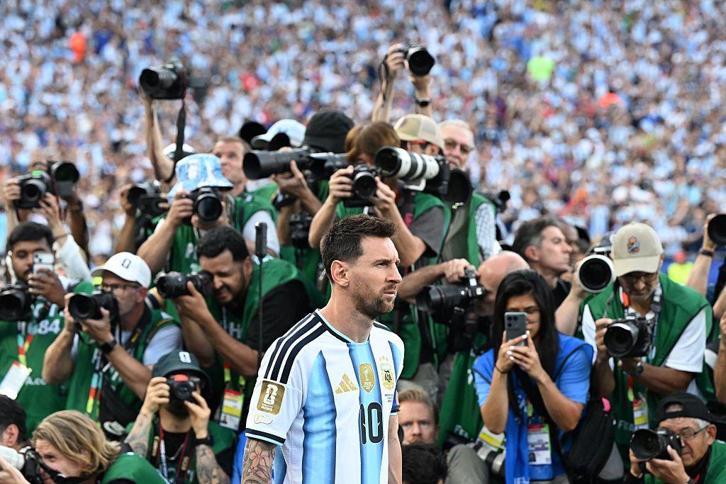 Lionel Messi junto a las cámaras en un partido del Mundial 2026