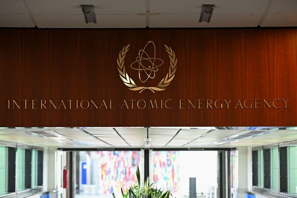 El cartel del Organismo Internacional de Energía Atómica en la sede de la institución en Viena, Austria.