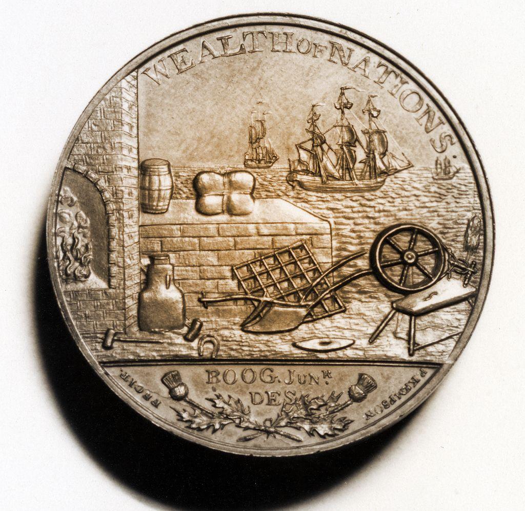 Moneda que dice "Riqueza de Naciones" y muestra barcos en el mar y productos en tierra. 