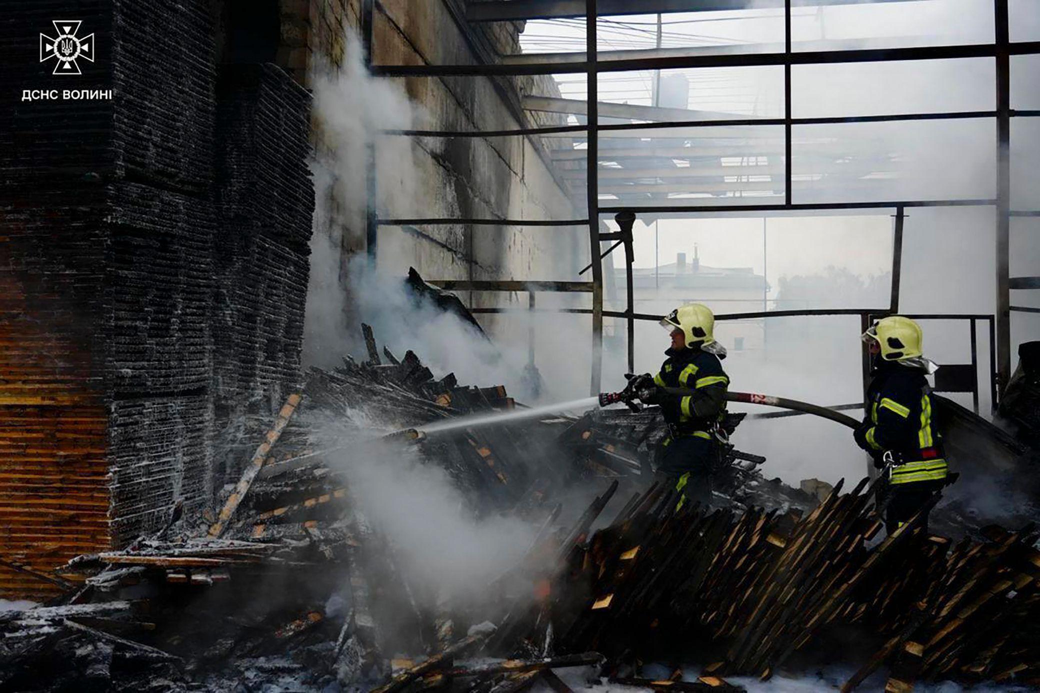Bomberos extinguen un incendio en Kyiv