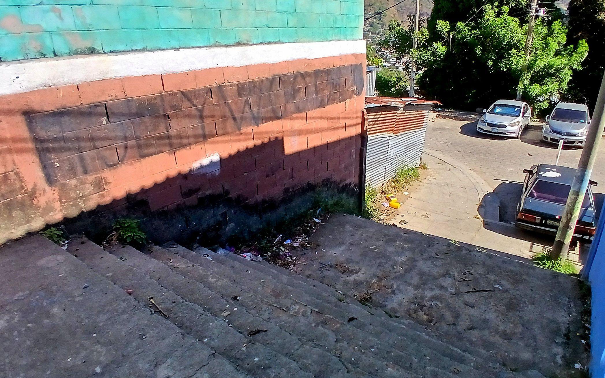 Un grafiti alusivo a la clica Hollywood Locos en la colonia 10 de Octubre del distrito de San Marcos, en San Salvador.