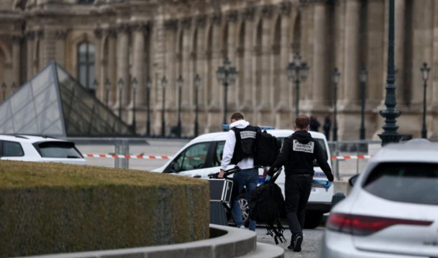 Policiais ao redor do museu Louvre, em Paris