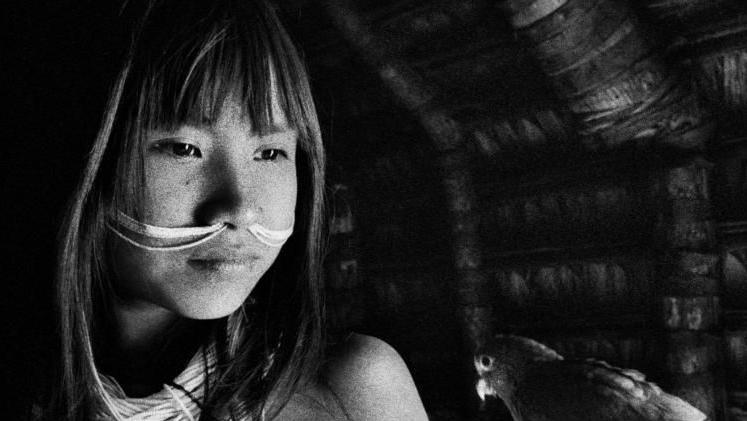 Ino Tamashavo mostra os colares típicos dos marubo e seu pássaro de estimação 