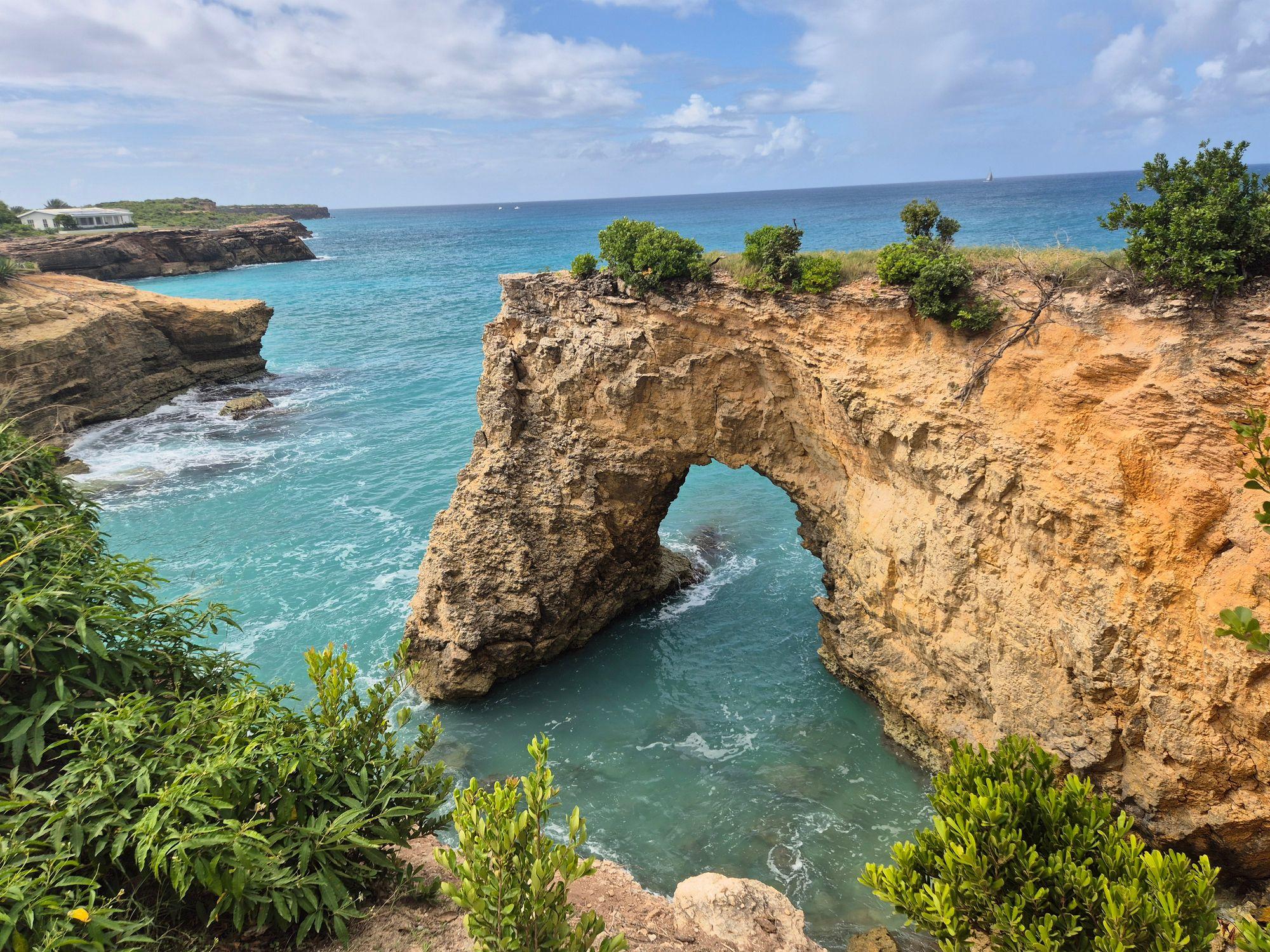 El arco de Anguila, formación rocosa en el mar