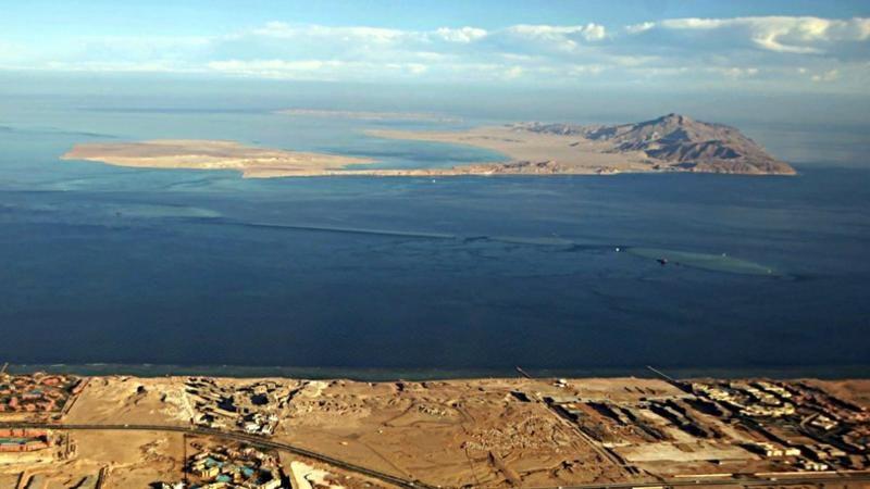 إعلام مصري: الرياض عرضت إقامة قواعد أمريكية بتيران وصنافير، وانقسام في القاهرة حول المقترح 2 تيران (في المقدمة) وصنافير