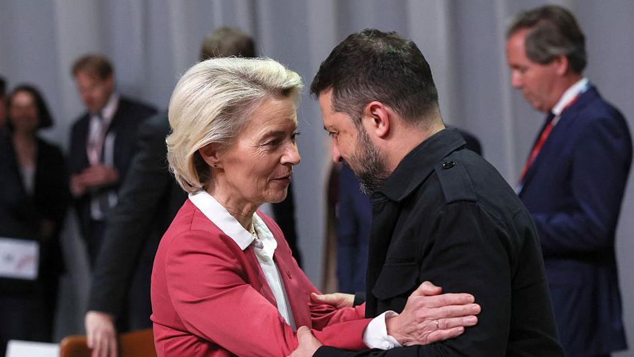 La jefa de la Comisión Europea, Ursula von der Leyen, con el presidente de Ucrania, Volodymyr Zelensky.