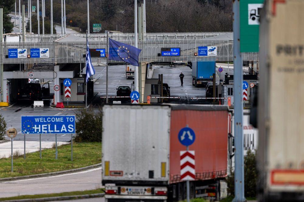 Kamiondžije blokiraju granice na Balkanu: Kolika je šteta 5 Red kamiona ispred grčkog graničnog prelaza „Evzoni“ tokom blokade graničnog prelaza Bogorodica kod Đevđelije, Severna Makedonija, 26. januara 2026. Svi granični prelazi u zemlji i širem regionu blokirani su za teretni saobraćaj počev od 26. januara u podne, posle koordinisane akcije vozača kamiona iz Severne Makedonije, Srbije, Bosne i Hercegovine i Crne Gore