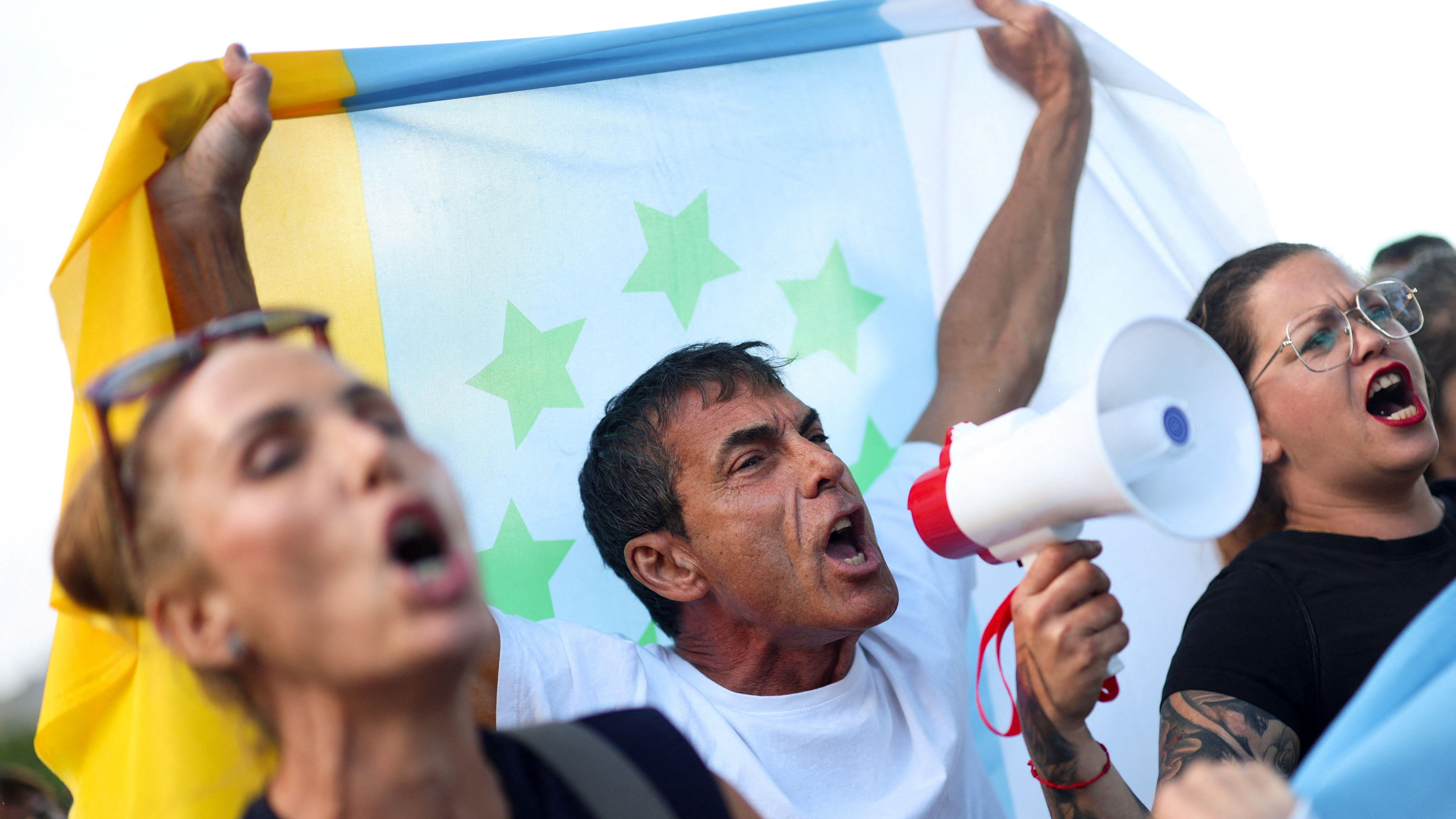 Protesti na Tenerifima jer je španska vlada odobrila da brod na kojem su bili zaraženi hantavirusom pristane u luci na Kanarskim ostrvima