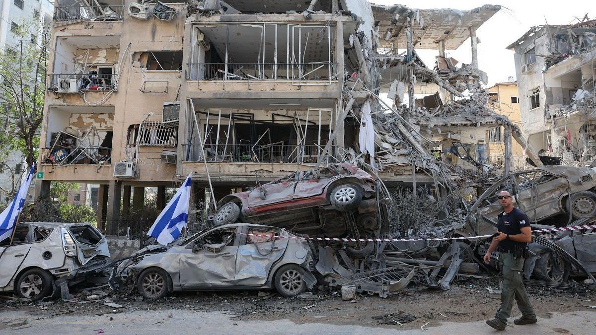 Kawasan permukiman di Ramat Gan, bersahabat Tel Aviv, Israel, hancur akhir gempuran rudal Iran, pada Sabtu (14/06).