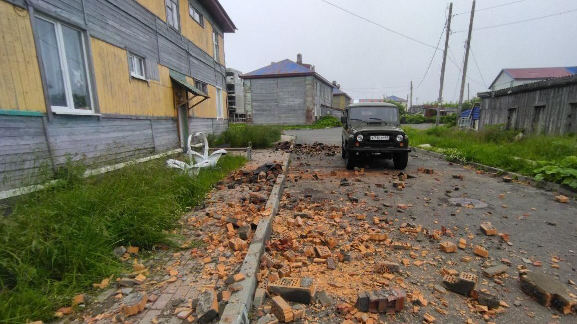 Calle con ladrillos y un automóvil