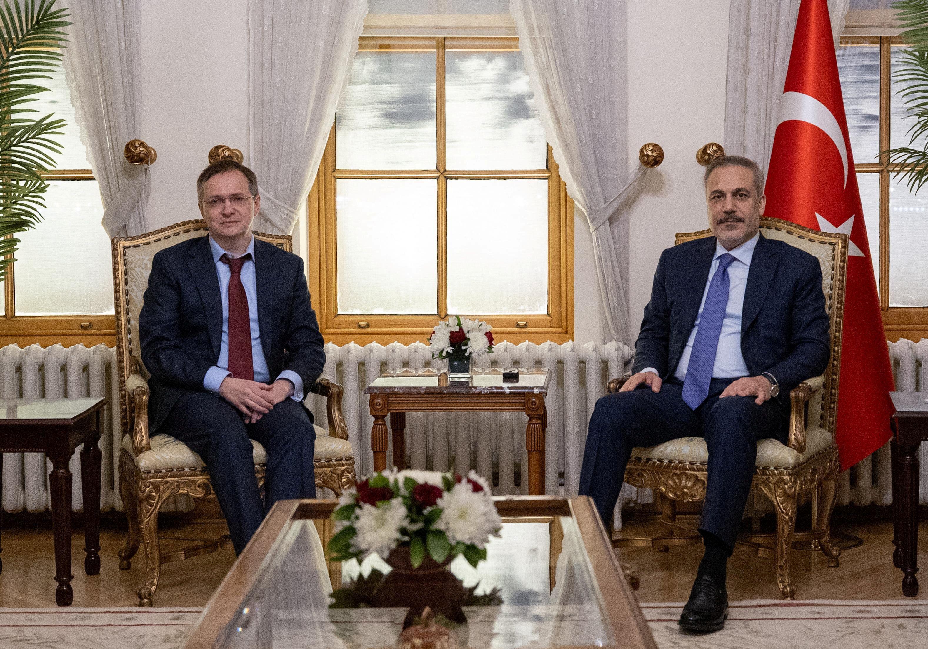 Vladimir Medinski i Hakan Fidan sede u foteljama i poziraju