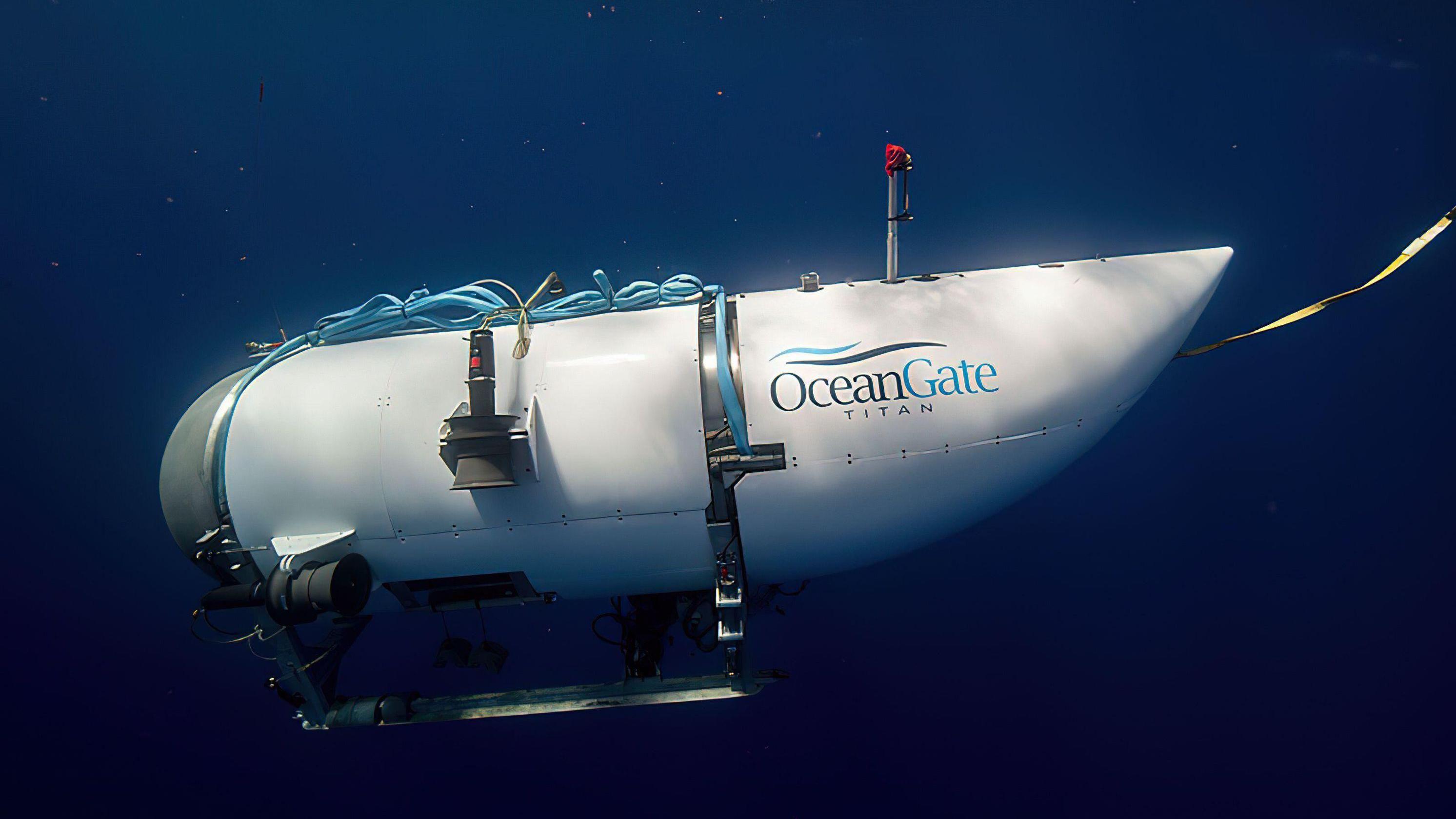 Sumergible Titán durante una inmersión en el mar. El submarino es de color blanco con una cúpula en la parte delantera y una cubierta de cola en la parte trasera con Oceangate Titan escrito en su lado