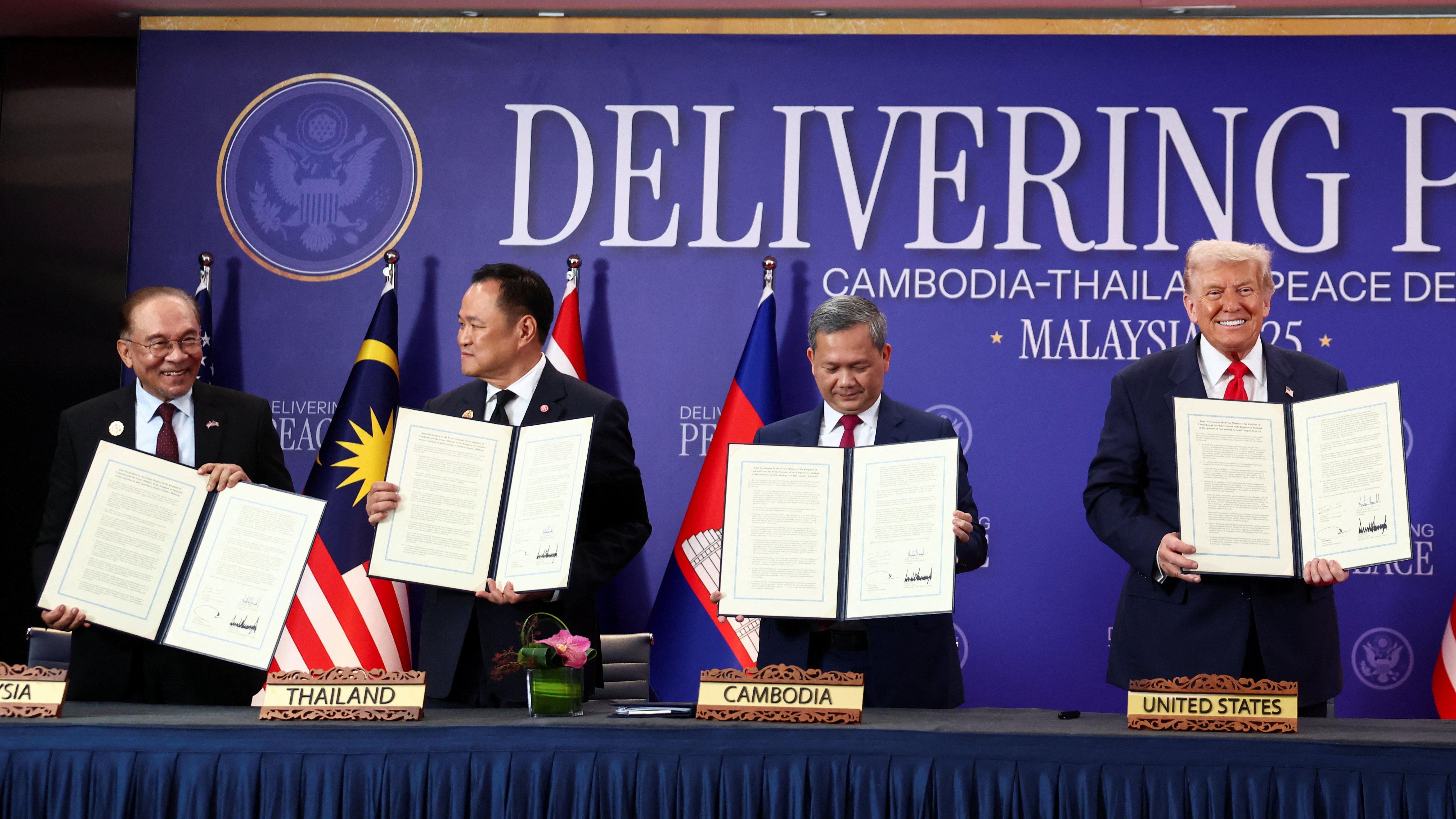 رئيس الوزراء الماليزي أنور إبراهيم، ورئيس الوزراء التايلاندي أنوتين تشارنفيراكول، ورئيس الوزراء الكمبودي هون مانيه، والرئيس الأمريكي دونالد ترامب يرفعون وثائق خلال توقيع اتفاقية وقف إطلاق النار بين كمبوديا وتايلاند