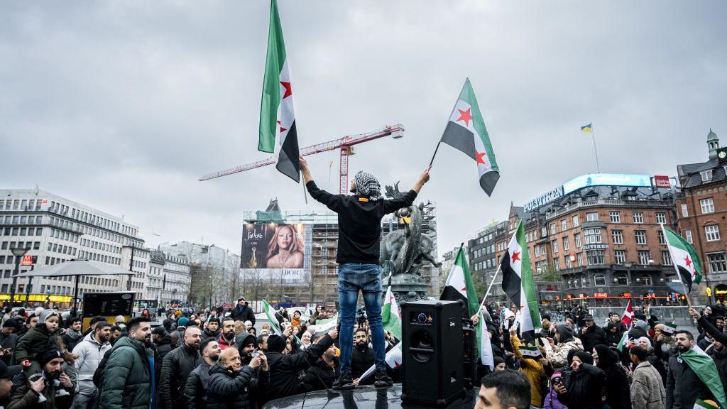 احتفالات في دمشق ديسمبر/كانون الأول 2024 بعد فرار بشار الأسد وعائلته وسقوط النظام